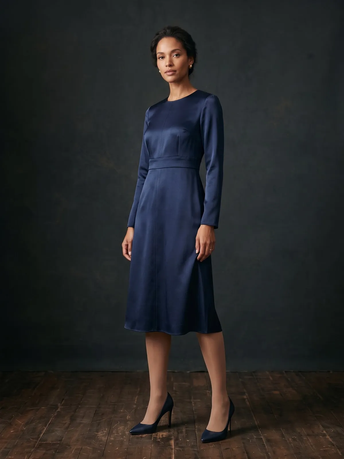 Sehr feine nudefarbene Strumpfhose zu einem mitternachtsblauen Satin-Cocktailkleid knapp unter dem Knie und dunkelblauen Pumps