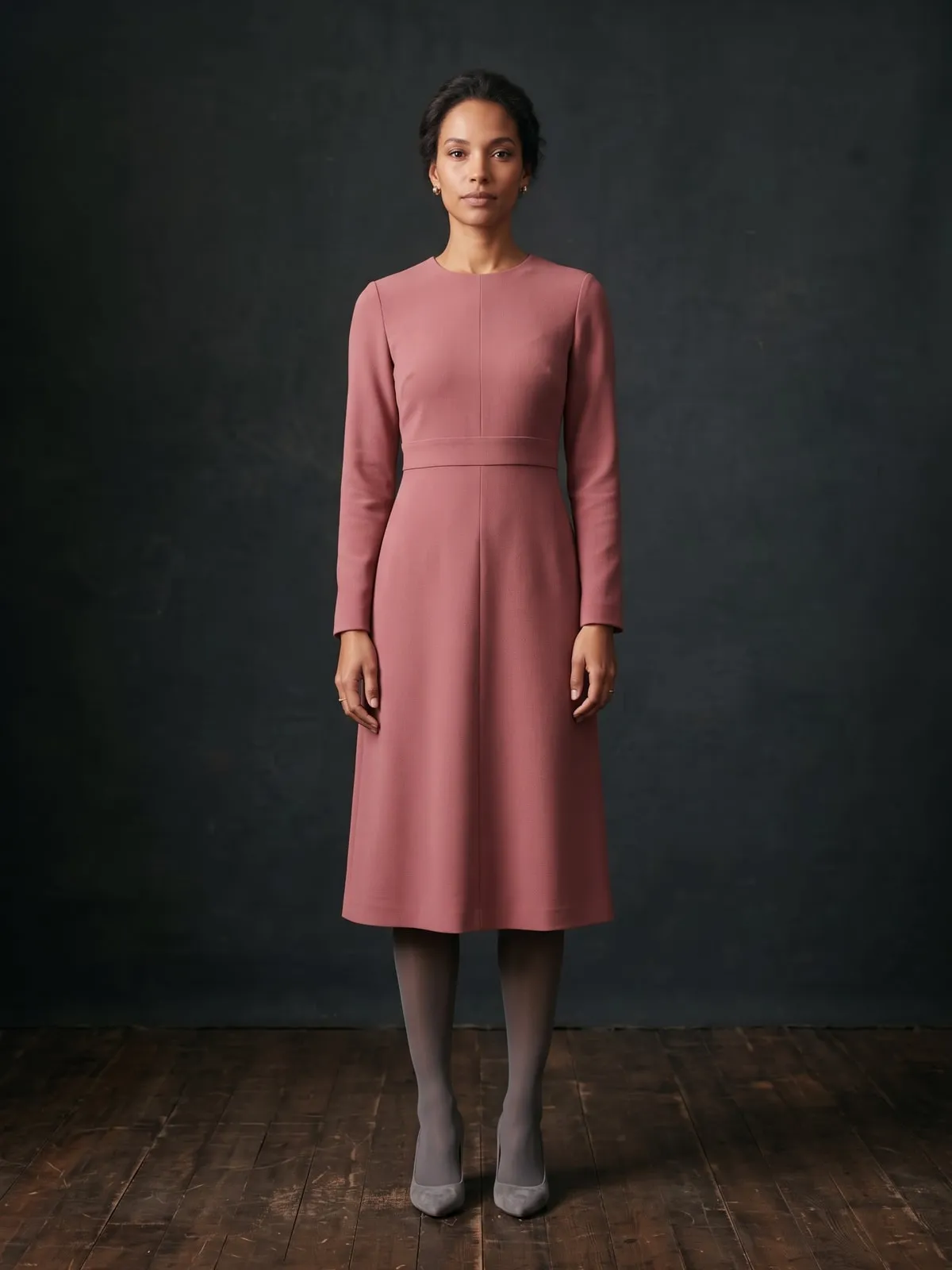 Halbtransparente rauchgraue Strumpfhose zu einem altrosa Crêpekleid knapp unter dem Knie und grauen Wildlederpumps